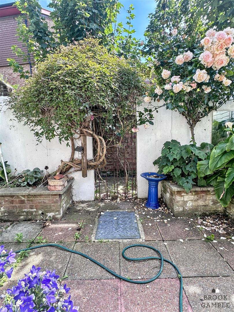 4 Bedroom House - Terraced. Willowfield Square in Eastbourne,  21